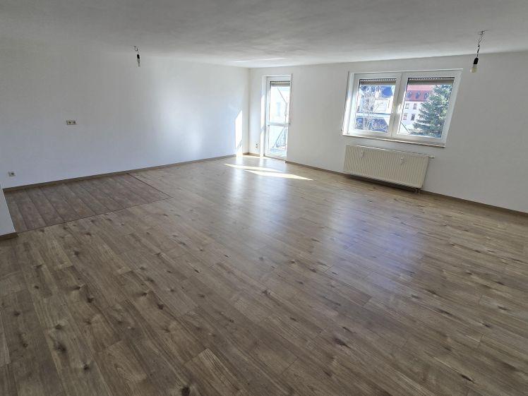 + + + 2,0-Zimmerwohnung mit riesigem Wohnzimmer und Balkon + + + - Photo 1