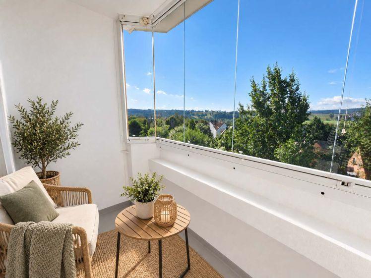 Sonne, Ausblick, Platz zum Leben! Verliebt euch in diese helle 2-Raum-Wohnung mit verglastem Balkon - Photo 1