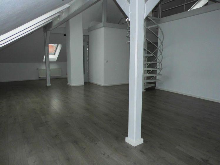 Top-ausgestattete 2-1/2-Zimmer-Maisonette-Wohnung mit sonniger Dachterrasse und Stellplatz in Stadtlage zu vermieten! - Photo 1