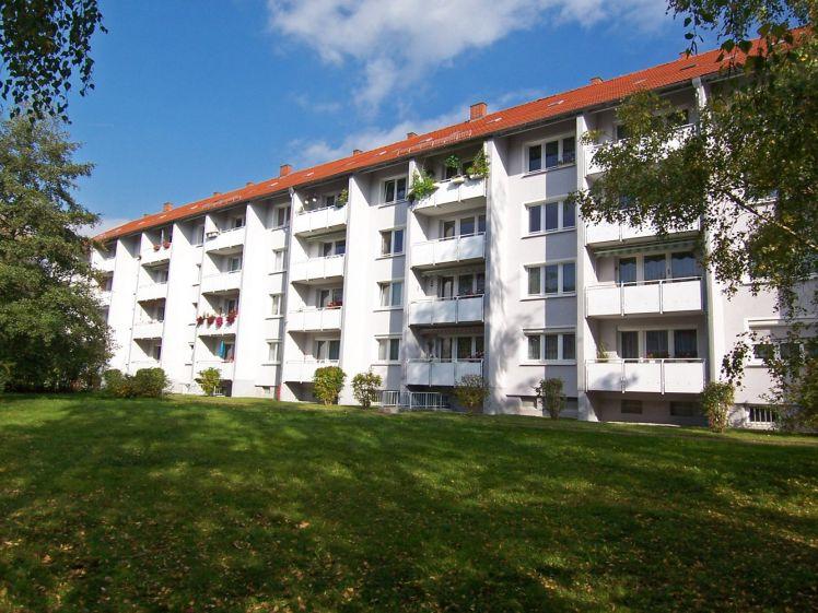 Großer Balkon... frisch renoviert... neuer Vinylbelag... - Foto 1