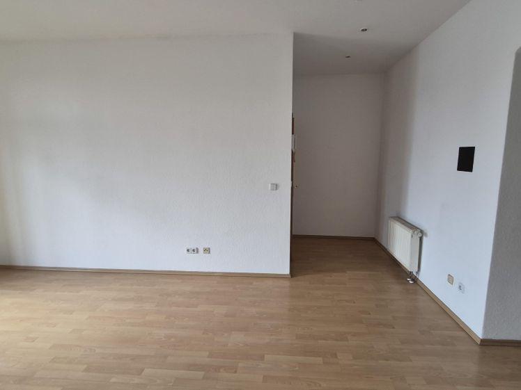 + + + Lichtdurchflutete 3-Zimmer-Wohnung im 3. Obergeschoss mit Südbalkon und offener EBK + + + - Photo 1
