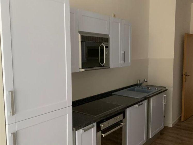 Großzügige 4-Zimmer mit Laminat, EBK und Wannenbad in guter Lage - Photo 1