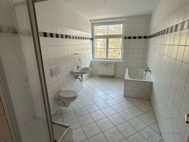 Große 4-Zimmer mit Wanne, sep.WC, Laminat und 2 Balkonen in ruhiger Lage! - Foto 1