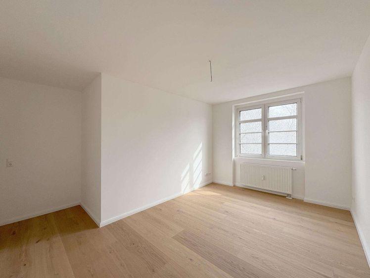 ERSTBEZUG AUF ZWEI EBENEN | Sanierte 3-Raum-Wohnung mit Sonnenloggia - Photo 1