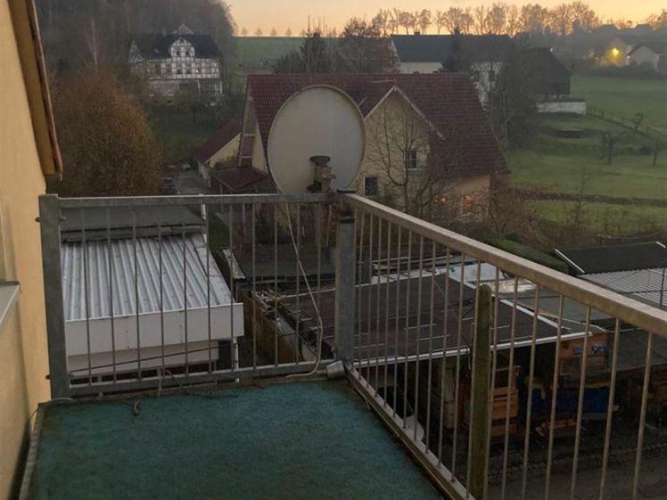 Gemütliche DG 2-Zimmer mit Einbauküche, Laminat, Wannenbad und Balkon in guter Lage! - Photo 1