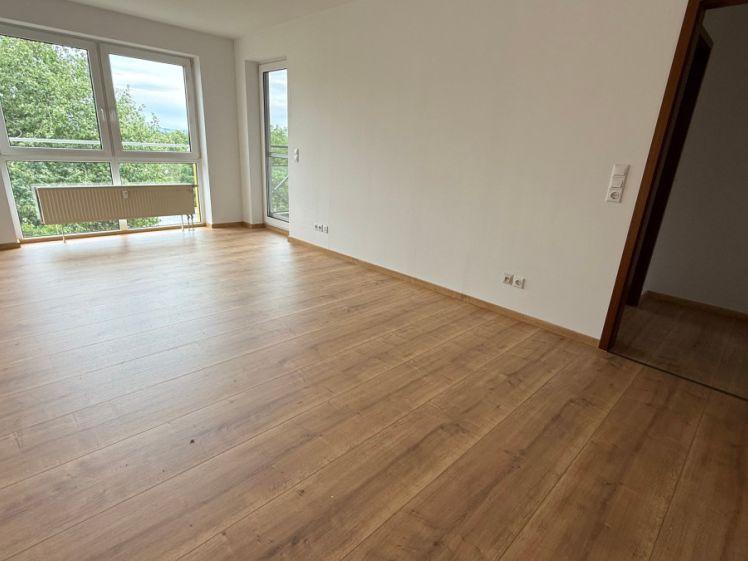 Mit Lift ins 5.OG * Laminat * Loggia * Wanne + TG-Stellplatz - Photo 1