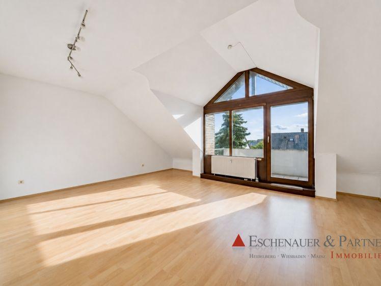 Großzügige 2 Zimmer-Dachgeschosswohnung mit Loggia, Einbauküche und 2 PKW-Stellplätzen - Foto 1