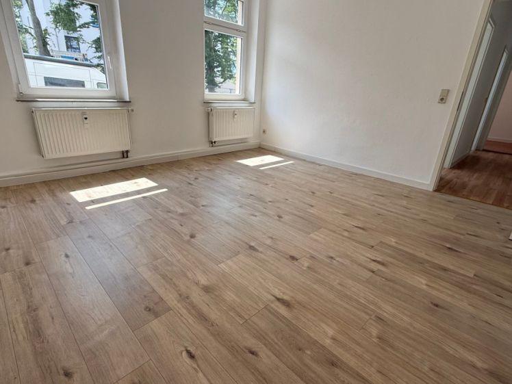 Laminat - Bad mit Wanne+Fenster - frei ab 1.5.26 - Photo 1