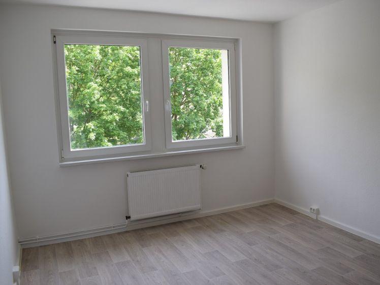 Modernes Zuhause im Grünen: Renovierte Erdgeschosswohnung mit Fensterbad und Badewanne - Photo 1