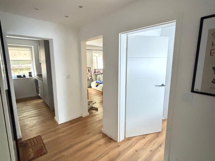 Hochwertig renovierte und möblierte 2-ZKB mit EBK, Terrasse + Garage - Foto 1