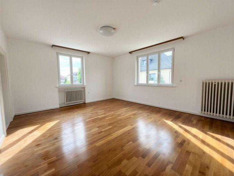Großzügige 5-Zimmer-Wohnung mit Balkon und Garage in Neustadt! - Photo 1