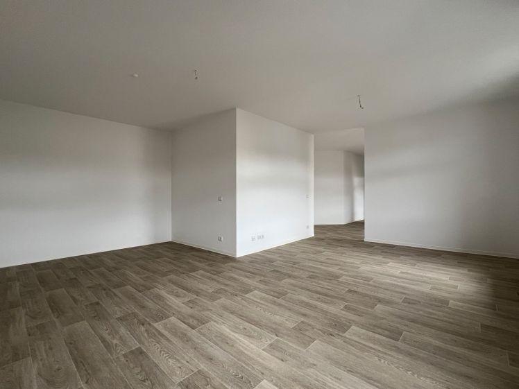 Frisch renoviert... neuer Bodenbelag... - Foto 1