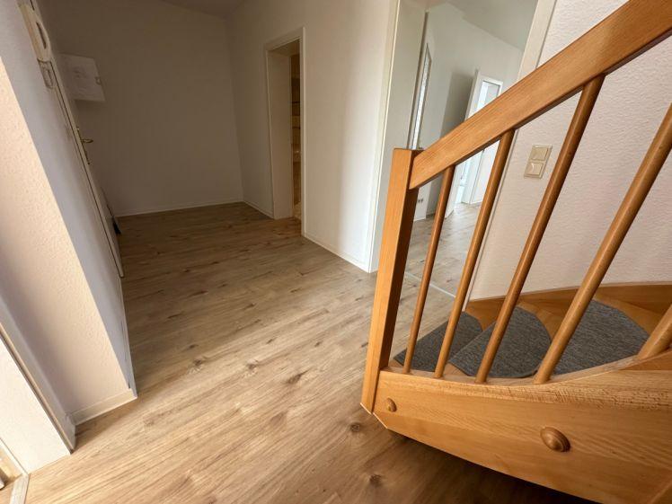 Nachmieter gesucht ! Wohnen über zwei Etage - 2 Bäder - NEUES Laminat ! - Foto 1