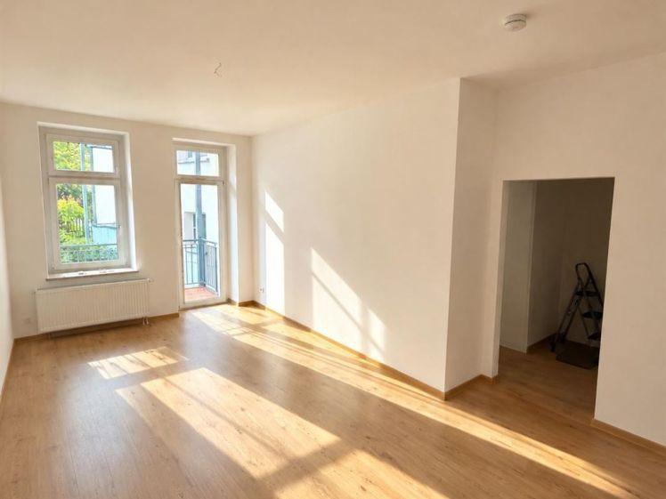 NEU-Sanierte 2-Zimmer mit Balkon, Wannenbad und Laminat in zentraler Lage! EBK mgl. - Photo 1