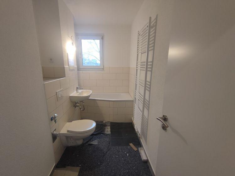 Lichtdurchflutete 2-Raum-Wohnung mit neuem Grundriss & Balkon - Foto 1