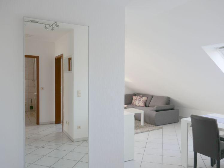 Neureut: moderne 2- Zimmer- DG Wohnung mit EBK, Balkon und Tiefgaragenplatz - Photo 1