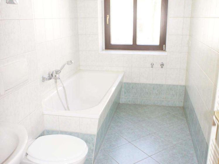 Frei ab 1.12.26 - Jetzt mit Laminat- Bad mit Wanne + Fenster !!! - Photo 1