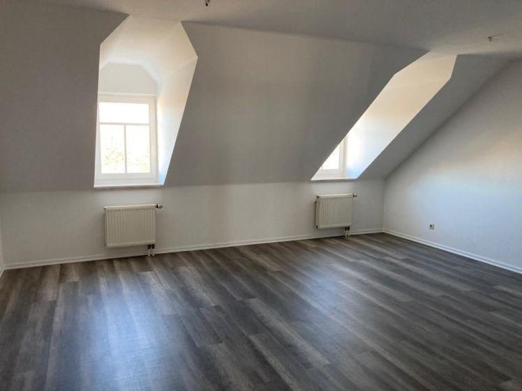 Am Park! Günstige DG 2-Zi. mit Aufzug, Laminat, Abstellraum und Dusche! EBK gegen Aufpreis mgl - Foto 1