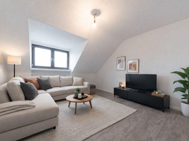 Lichtdurchflutet und frisch renoviert – Wohnen mit Komfort - Photo 1