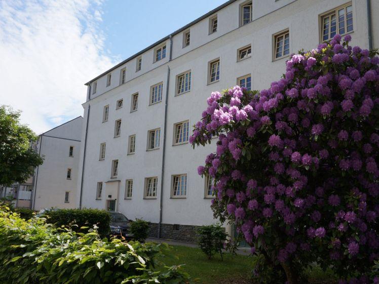 Frei ab 1.8.26 ! offene Küche - kleine Dachterrasse - Bad mit Fenster + Dusche! ! - Photo 1