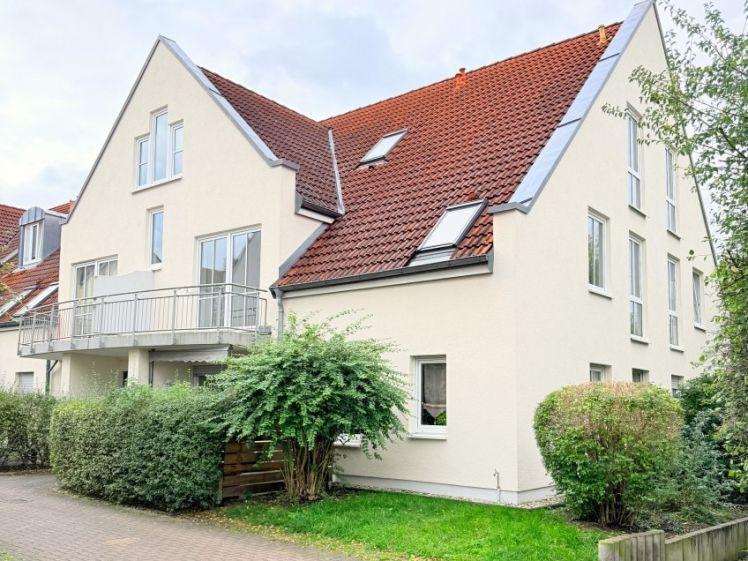 sofort verfügbar: frisch renovierte 2-Raum-Wohnung im Dachgeschoss mit Einbauküche - Foto 1