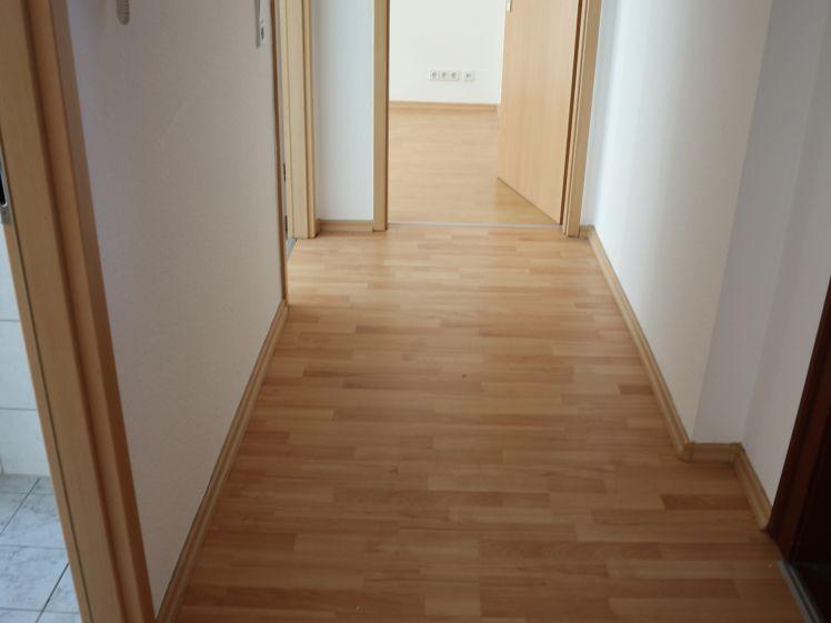 Frei ab 1.4.26 / 1.OG / Bad mit Wanne + Fenster / Laminat ! - Foto 1