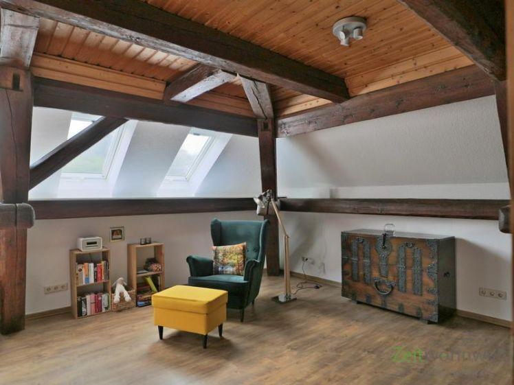 (EF1186_M) Göttingen: Gleichen, gemütliche möblierte Dachgeschosswohnung mit dekorativen Holzbalken - Foto 1