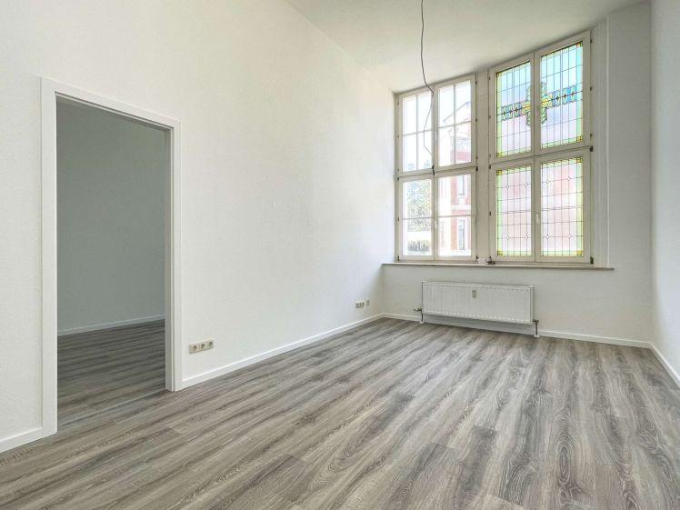 Modernisierte 2-Raum-Wohnung mit Aufzug & Einbauküche in Auerbach - Foto 1