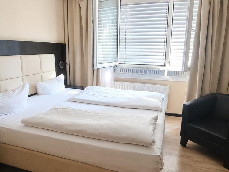 Hotel-Atmosphäre: vollausgestattetes möbliertes ehemaliges Hotelzimmer in Karlsruhe zu vermieten. - Foto 1
