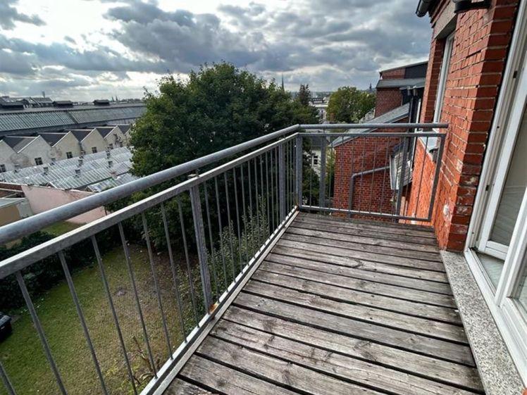 Großzügige DG 2-Zimmer mit Laminat, EBK, Balkon und Wannenbad! - Photo 1