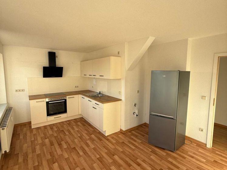 Großzügige DG 2-Zimmer mit Laminat, EBK, Balkon und Wannenbad! - Photo 1