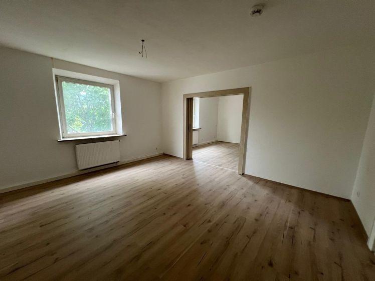 3-Zimmer-Wohnung in zentraler Lage von Hof - 1. OG - PKW-Stellplatz anmietbar - komplett renoviert - Photo 1