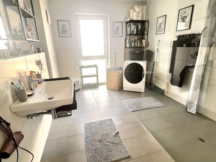 Modern und Zentrumsnah - 3 Zimmer NB Wohnung mit EBK, großem Balkon und TG - Photo 1
