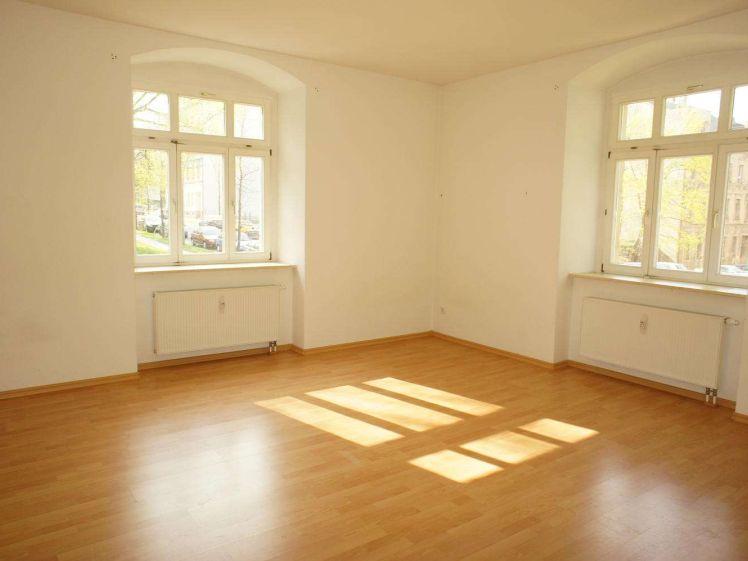 Großes Eck-Wohnzimmer - Laminat und Bad mit Dusche + EBK - Photo 1