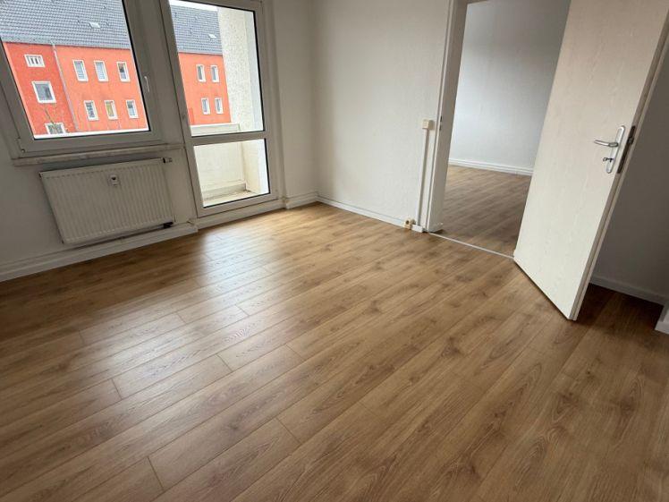 2. OG / Südbalkon / Laminat / Bad mit Fenster / ...in Reichenbrand ! - Foto 1