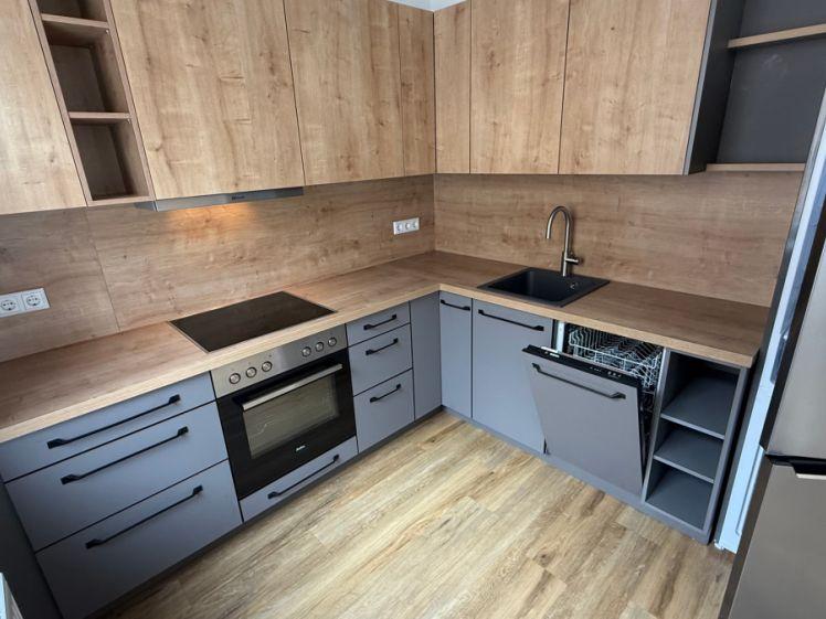 EBK *** 1. OG - Balkon* moderne Fliesen* tolles Laminat* Citynah ! - Foto 1