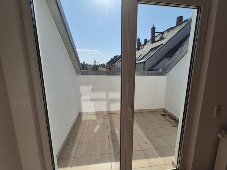 Große DG 3-Zimmer mit Lam., Dachterrasse und Eckwanne in guter Lage! - Photo 1