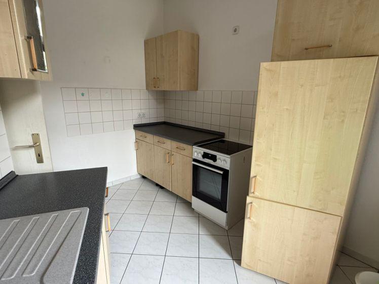 Teilmöbeliert mit EBK / Balkon an der Küche / frei 1.5.26 - Photo 1
