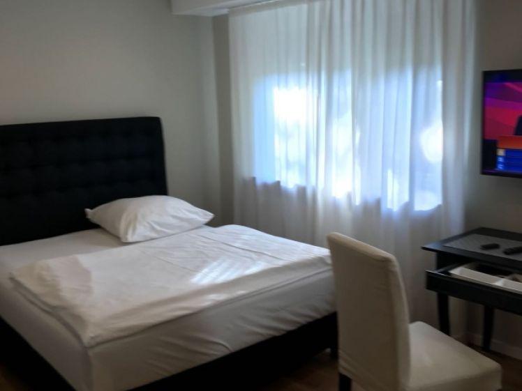 Modern möbliertes Studio mit Reinigungsservice, alles neu - Photo 1