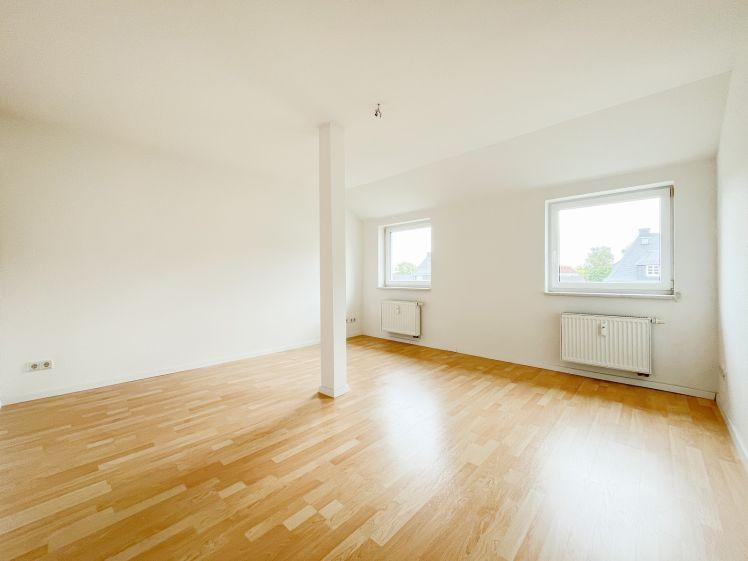 Helle Dachgeschosswohnung mit Einbauküche – Ihr neues Zuhause im Altendorfer Flemminggebiet - Photo 1