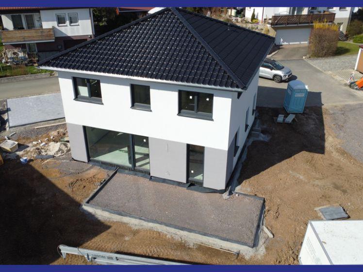 Fertiges Einfamilienhaus mit Garten und Stellplätzen zur Miete - Foto 1