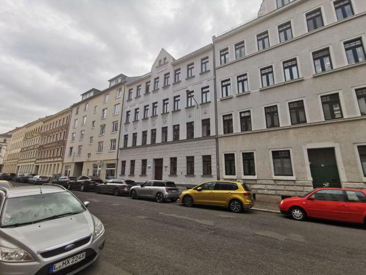 Hier wird frisch saniert! Schicke 2-Raumwohnung mit Balkon und großen Räumen! - Foto 1