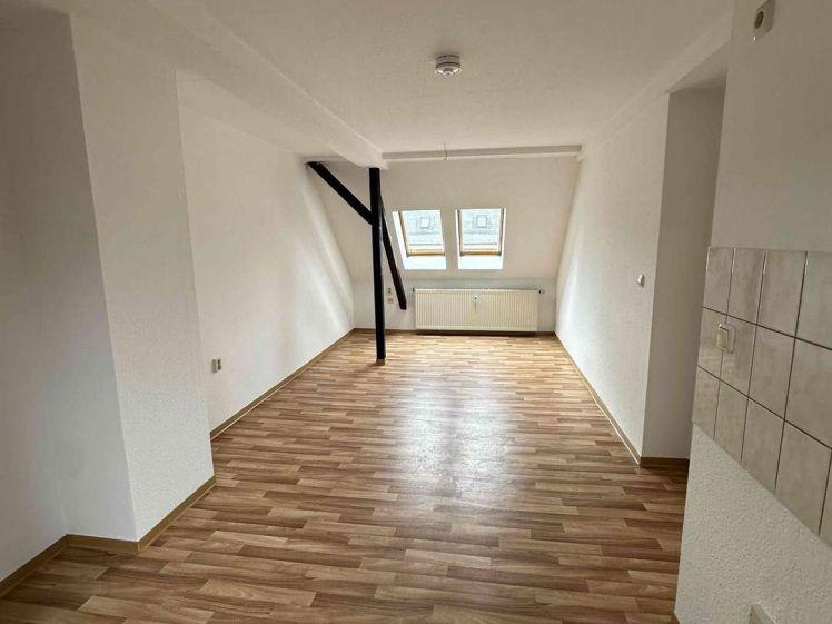 Idyllisches Wohnen im Dachgeschoss – Ruheoase in der Pirkerstraße 5 - Photo 1