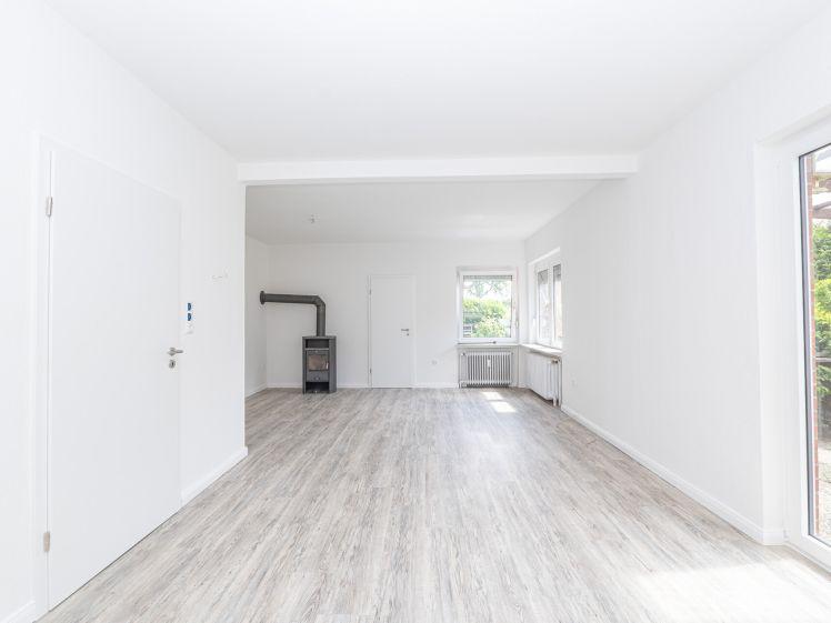 Teilmodernisierte 4-Zimmer-Wohnung mit Garten, Kamin und großzügiger Nutzfläche - Photo 1