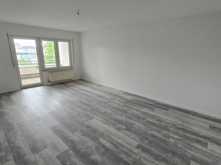 + + + frisch renovierte 3-Zi. Wohnung mit Loggia zur Südseite und Aufzug + + + - Photo 1