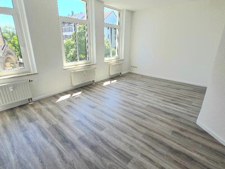 Super 2-Raum-Wohnung mit EBK und großem Balkon - Photo 1