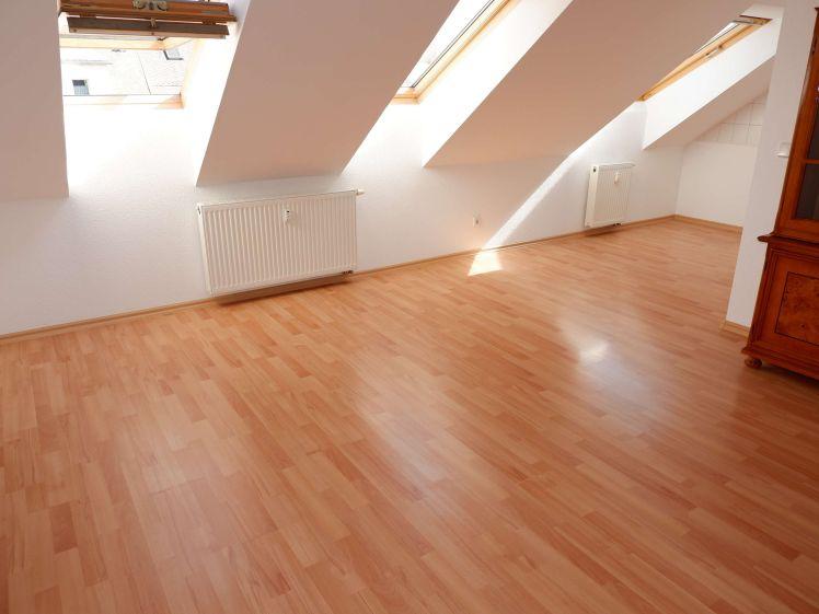 Dachgeschoss - Laminat - sonniger Süd/West-Balkon ! - Photo 1