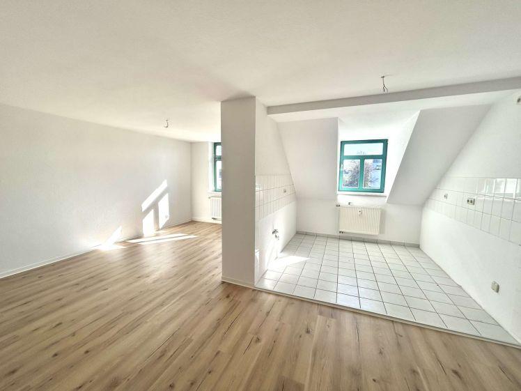 ***Helle 3-Zimmer-Dachgeschosswohnung in Altendorf mit neuem Bodenbelag*** - Photo 1