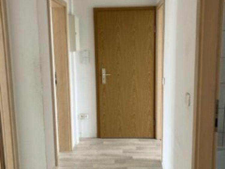 Neuer Glanz auf gemütlichen Quadratmetern: Lichtdurchflutete 3-Raumwohnung mit Balkon - Photo 1