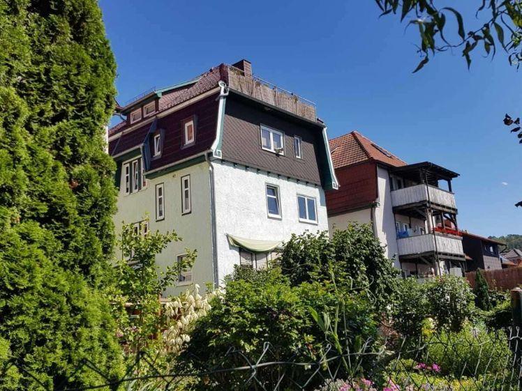 Drei-Raumwohnung mit großem Balkon und Einbauküche! - Foto 1